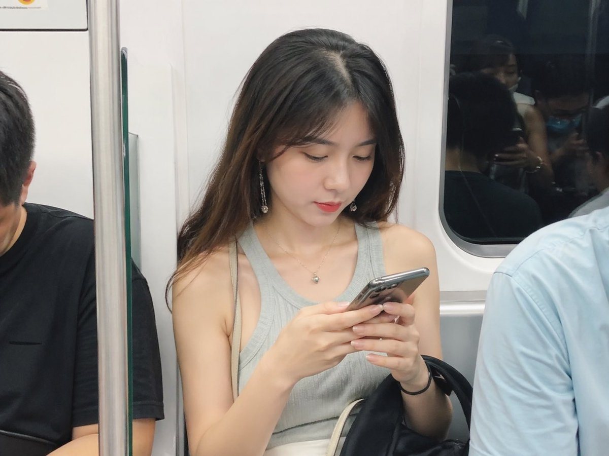 一个简单而有效的提示词，用于生成一张写实的地铁人物抓拍照片。