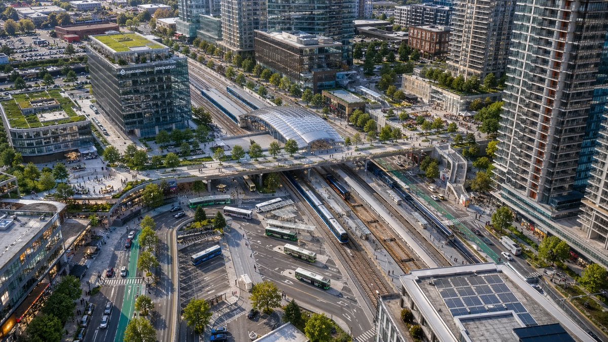 此提示词可生成一张写实的现代火车站与公交枢纽城市鸟瞰图，非常适合用于城市规划视觉效果、建筑演示或以公共交通为导向的开发项目影像。