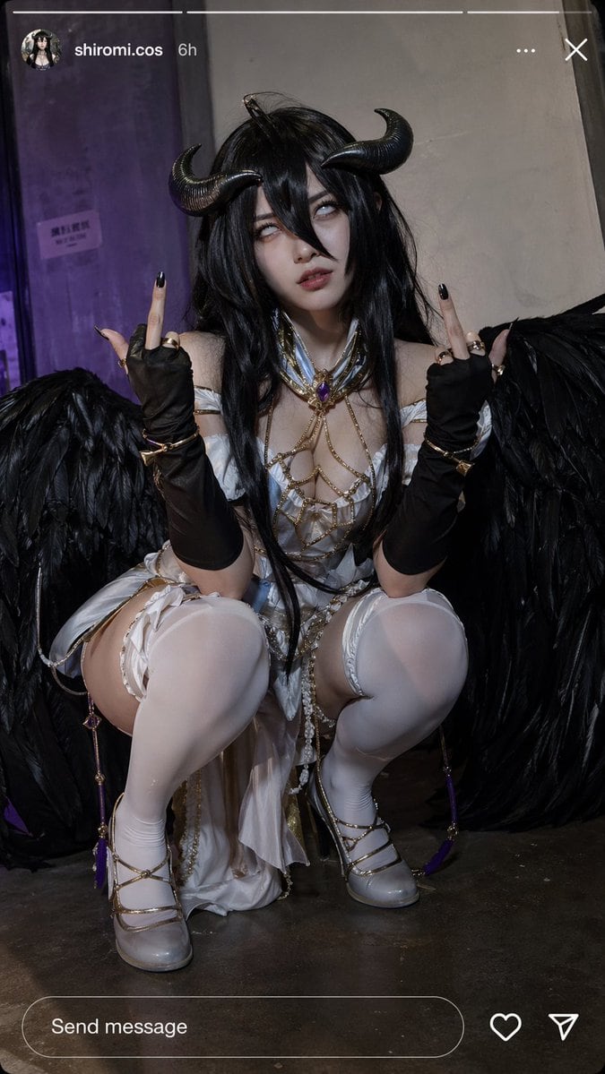 一个旨在模拟社交媒体快拍风格的叛逆风 Cosplay 快照提示词,包含特定的姿势和面部表情。