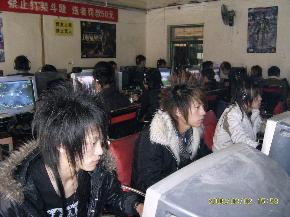 一个旨在重现 2008 年中国小镇网吧氛围的怀旧提示词,并带有日期水印。
