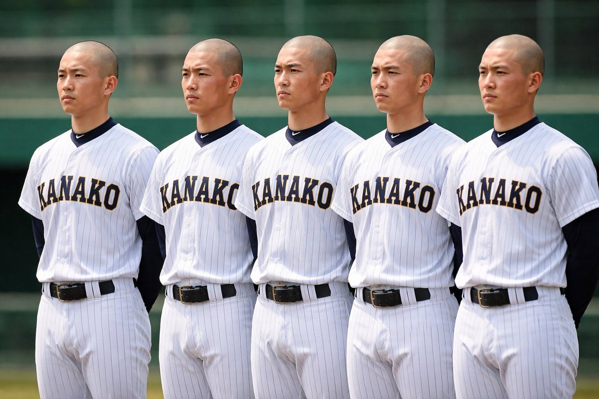 Generates a realistic photo of a row of identical baseball players standing at attention on a field.
