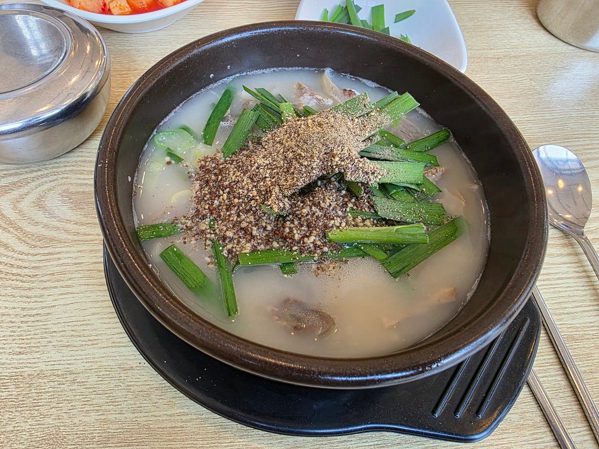 将随手拍摄的手机美食照片转化为具有电影级光影和定制艺术字体的顶级餐厅风格广告大片。