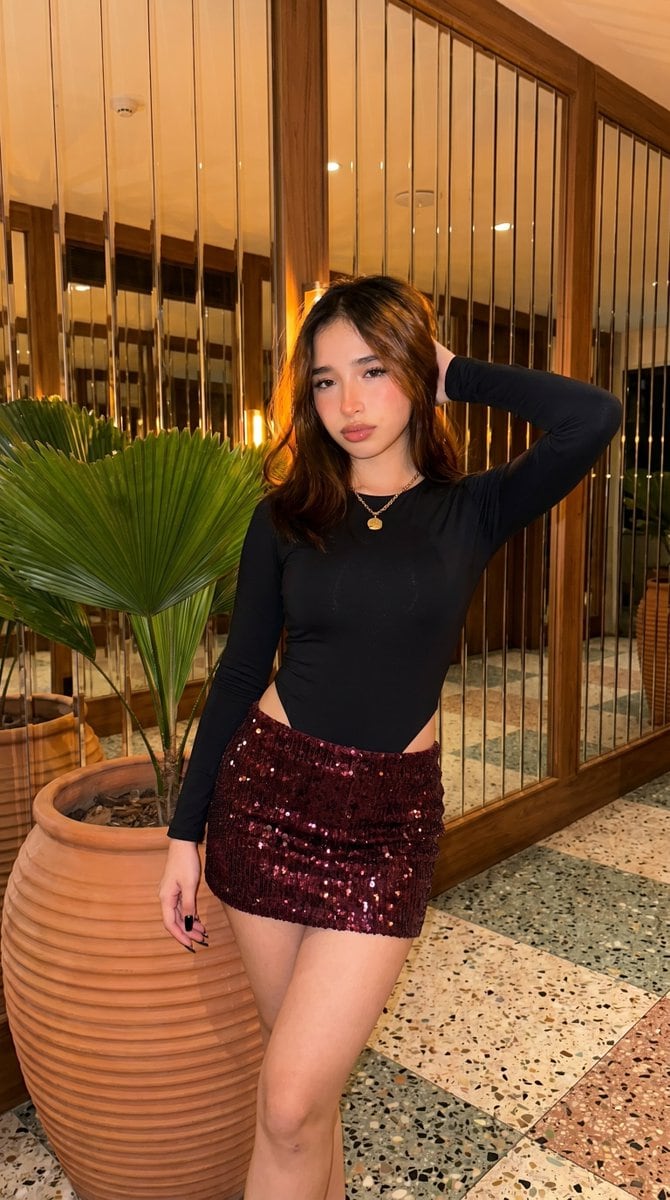 一份用于生成逼真、高保真时尚摄影作品的提示词，将拍摄对象置于高档酒店大堂场景中，并包含特定的相机设置与身份保持要求。