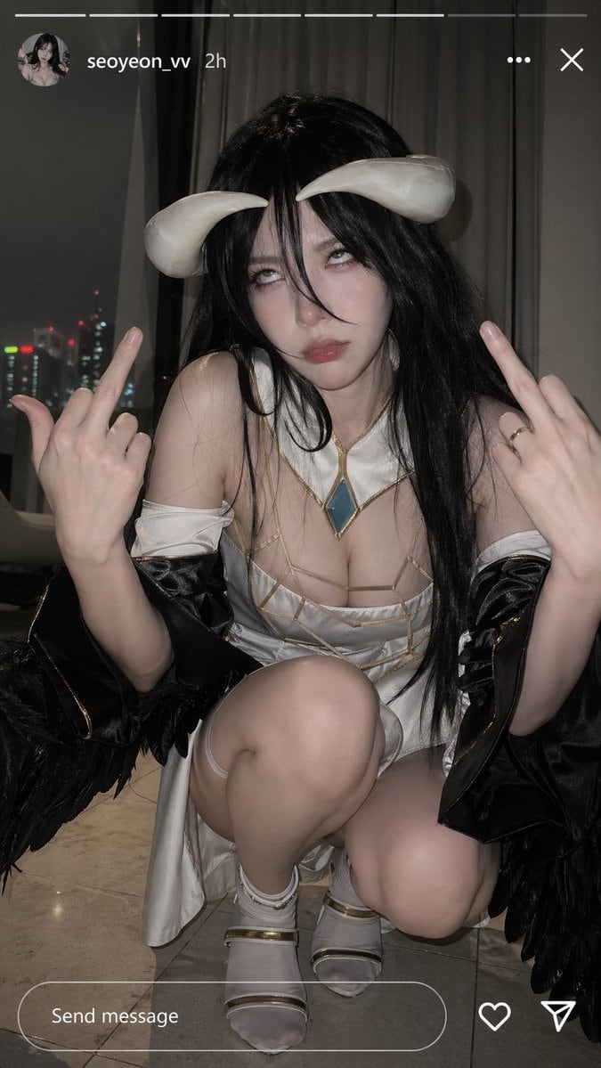 一个用于生成叛逆且富有表现力的 Instagram 快照风格 Cosplay 照片的简洁提示词。